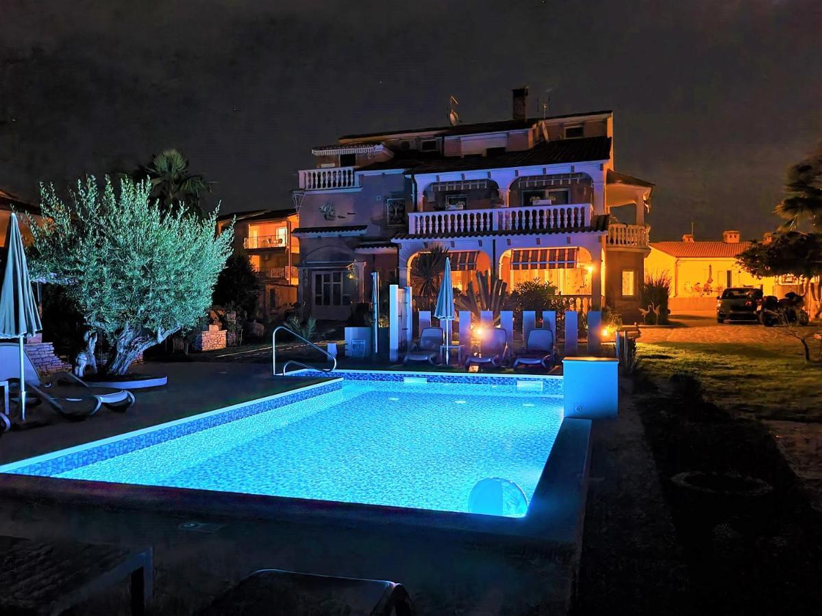 Apartment Villa Engel With Pool 波雷奇 外观 照片